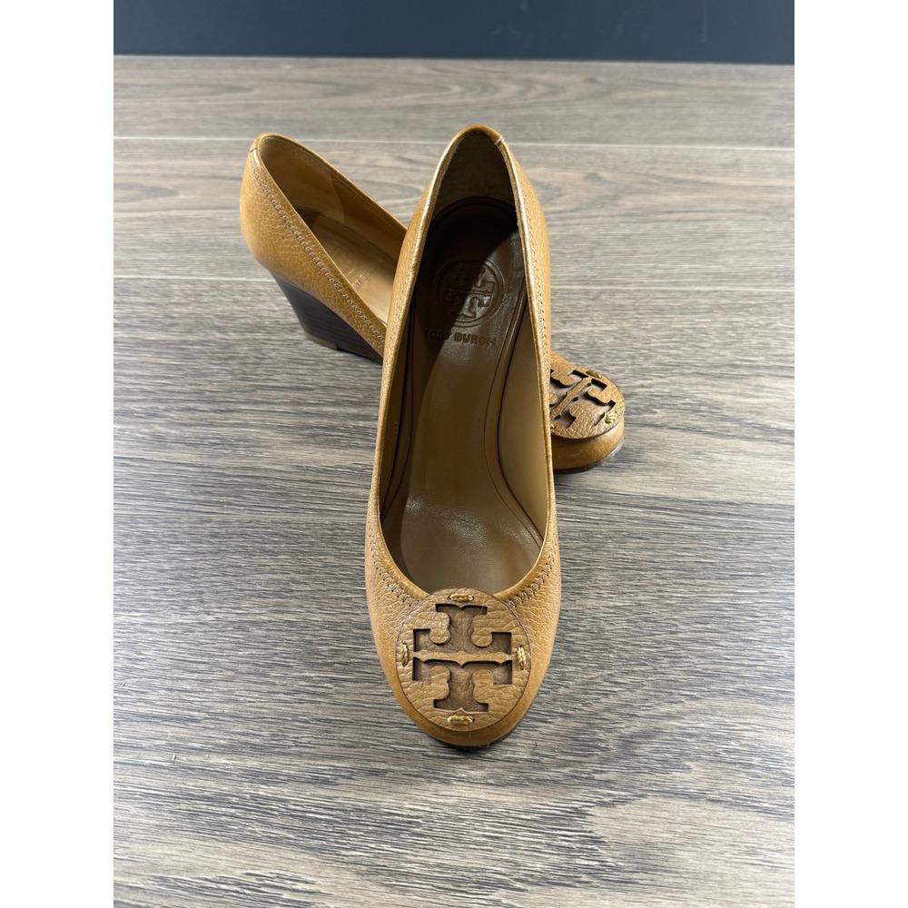 Tory Burch Sally Tan Pebbled Leather Wedge Pumps Logo Medallion 5.5M Dressy